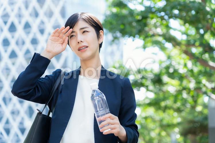 オフィス街で働く若いビジネスウーマン ビジネス,女性,ビジネスウーマンの写真素材