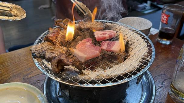 ホルモン焼肉屋で七輪炭焼き ホルモン焼肉屋で七輪炭焼き 焼肉,カルビ,七輪の写真素材