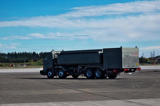 入間航空祭　滑走路上の燃料給油車 入間基地,航空祭,航空自衛隊の写真素材