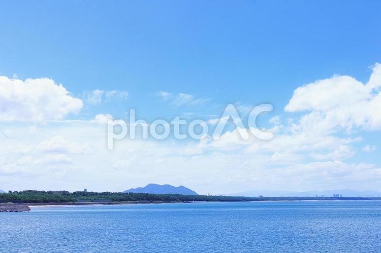 夏の空と海と青空に浮かぶ雲 福間海岸 夏,空,海の写真素材