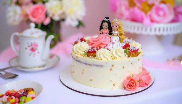 お姫様ケーキとご馳走 お姫様ケーキとご馳走の写真