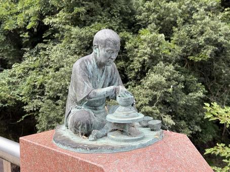 越前陶芸村手前　橋の上の像 像,ブロンズ像,記念の写真素材