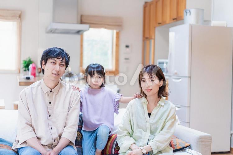 おうちで仲良く過ごす家族 貸別荘,旅行,子供の写真素材