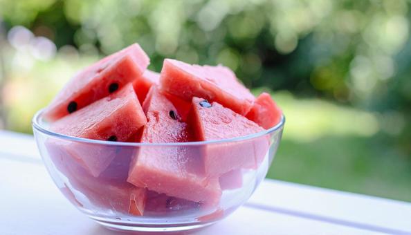 ガラスの器に盛ったスイカの写真