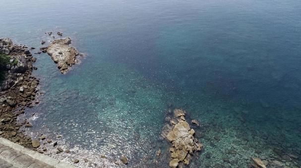 キラキラと太陽を受けて輝く夏の海 キラキラと太陽を受けて輝く夏の海の写真