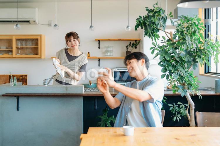 家でくつろぐ仲の良い夫婦（スマホ） スマホ,アプリ,夫婦の写真素材