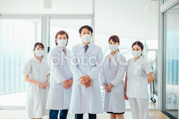 マスクをした白衣姿の男女（5人） 医者,マスク,病院の写真素材