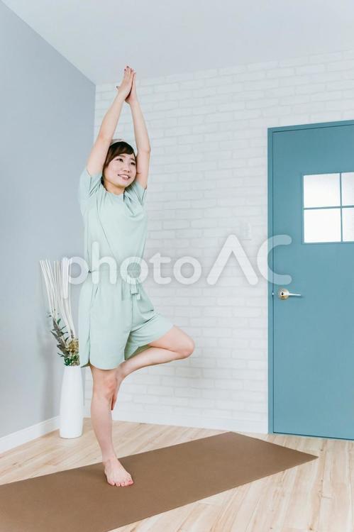 家でヨガをするおしゃれな日本人女性 ヨガ,女性,ストレッチの写真素材