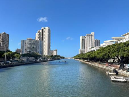ワイキキからアラワイ運河超えてマッカリー ハワイ,マッカリー,ワイキキの写真素材