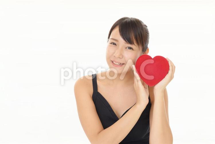 ハートマークを持つ笑顔の女性 女性,ハートマーク,女の写真素材