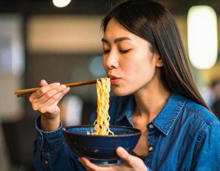 ラーメンを食べる女性 ラーメンを食べる女性の写真