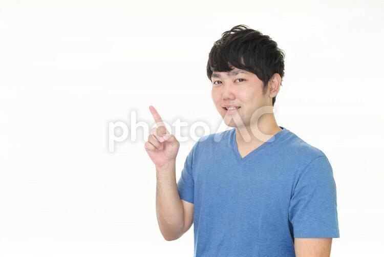 指示する笑顔の男性 男性,男,笑顔の写真素材