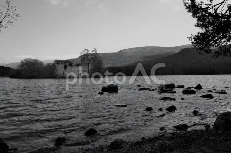湖の古城（白黒、引きアングル） 湖畔,古城,白黒の写真素材