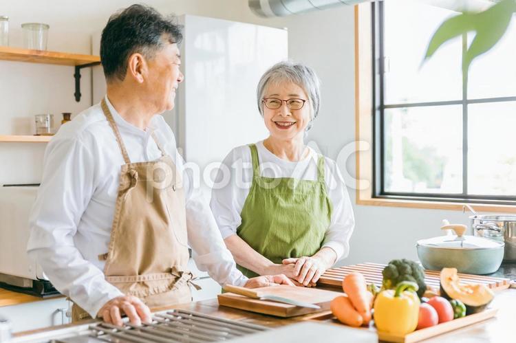 家で料理する日本人の高齢者夫婦（シニア） シニア,高齢者,老夫婦の写真素材
