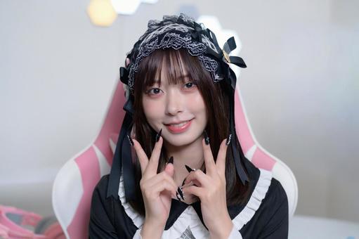 両手でピースをする地雷系女子 両手でピースをする地雷系女子 カメラ目線,ピース,20代の写真素材
