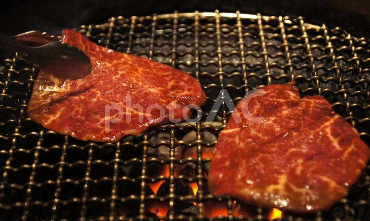 焼肉屋で調理中の牛肉 肉,牛肉,焼肉の写真素材