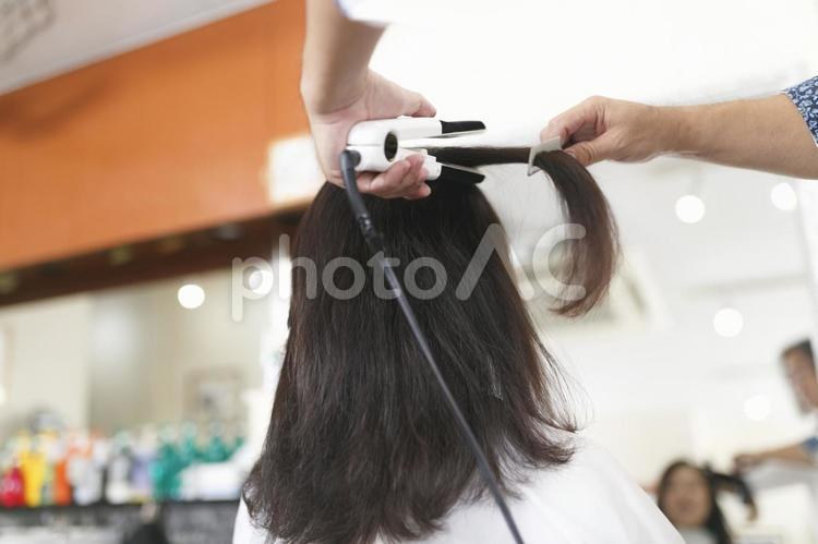 美容院で髪を綺麗にしてもらう女性 アジア人,ヘア,ヘアアイロンの写真素材