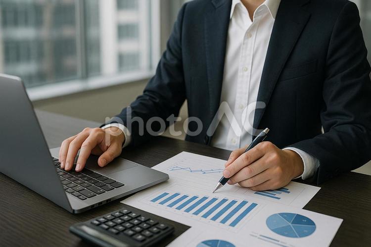 資料を確認する男性ビジネスパーソンの手元 ビジネス,資料作成,グラフの写真素材