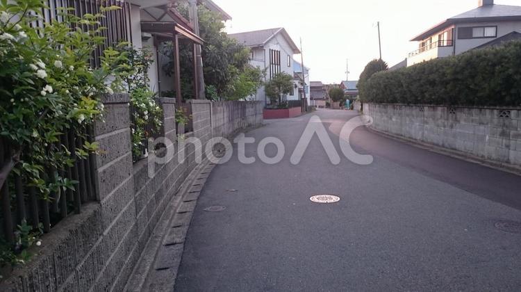 曲がり角 ビル,住宅,何人もありませんの写真素材