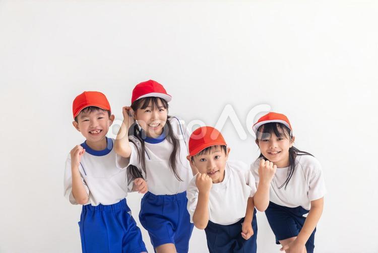 体操着で走り出す小学生　 体操着,小学生,白背景の写真素材