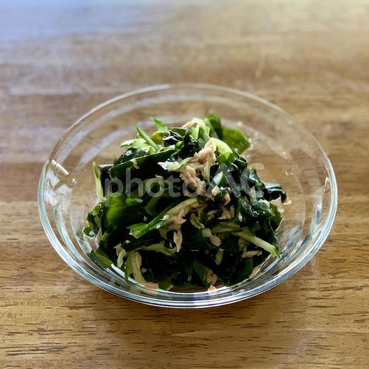 ツナときゅうりとワカメのサラダ おかず,料理,ご飯の写真素材