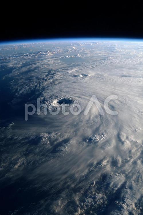 宇宙から見た巨大なハリケーンの渦 台風,ハリケーン,竜巻の写真素材