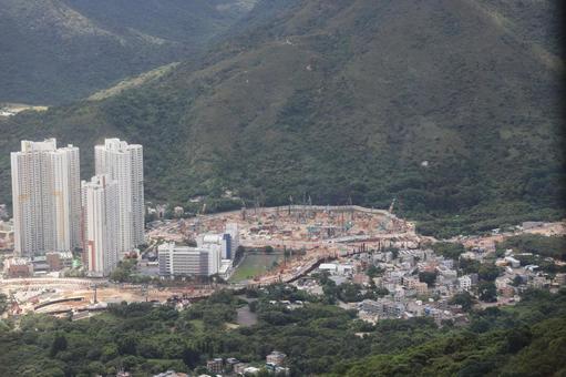 香港の山と高層ビルと開発中の街並み 香港の山と高層ビルと開発中の街並みの写真