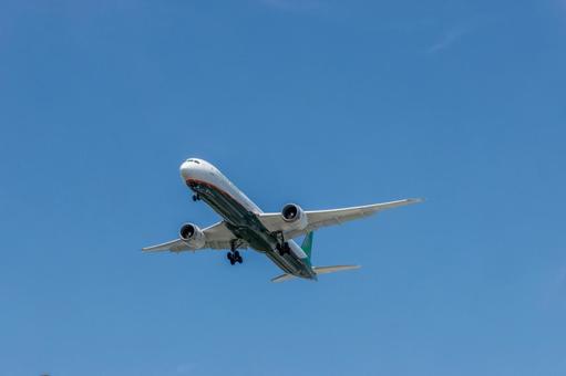 福岡空港の夏の昼空 福岡空港の夏の昼空 飛行機,航空機,旅客機の写真素材