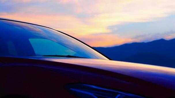 エモ〜い！うちの車に反射する夕陽 自動車,夕焼け,夕暮れの写真素材