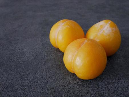 黄色いプラム「峰満イエロー」３個、右寄せ 峰満イエロー,イエロープラム,プラムの写真素材