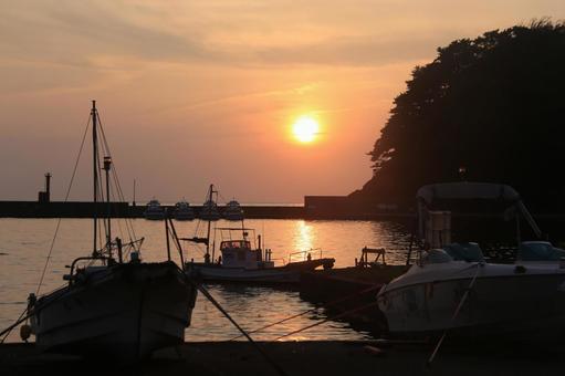 西伊豆町仁科港から見た綺麗な夕陽 西伊豆町仁科港から見た綺麗な夕陽 綺麗な夕陽,西伊豆町,仁科港の写真素材