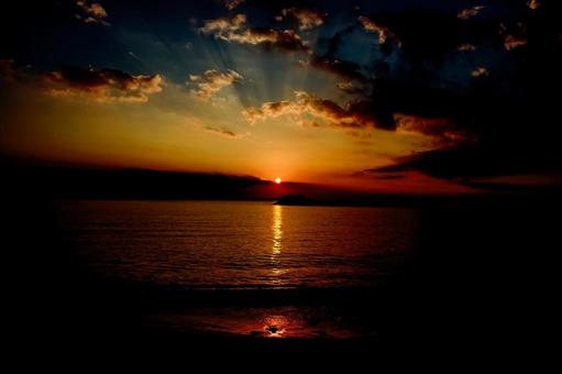 <五島の風景>夜明けの海水浴場の風景 <五島の風景>夜明けの海水浴場の風景の写真