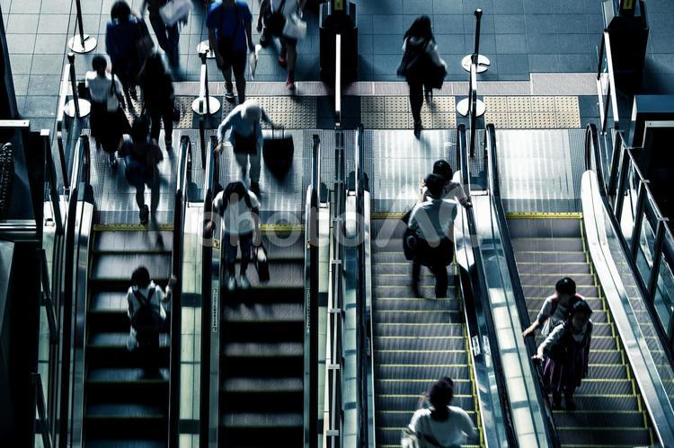 エスカレーターを利用する人々 大阪,梅田,建物の写真素材