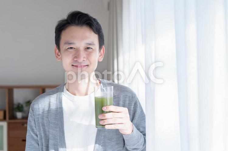 青汁を持つ日本人男性 青汁,若い,飲むの写真素材
