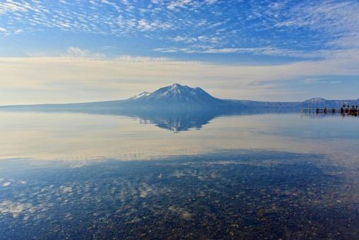 天空の鏡・北海道支笏湖 北海道,湖,千歳の写真素材