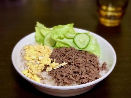 美味しそうな手作り卵そぼろ丼2 美味しそうな手作り卵そぼろ丼2の写真