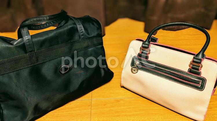 二点のお出かけ用バッグ お出かけ,女性用バッグ,入れ物の写真素材