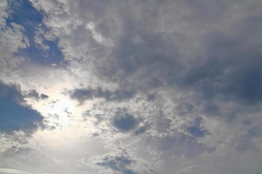 雲の多い空　太陽　空のみ 空,雲,雲が多いの写真素材