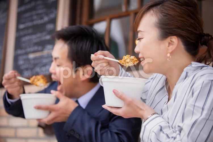 カジュアルビジネスの会社員 大食い,早食い,食欲の写真素材