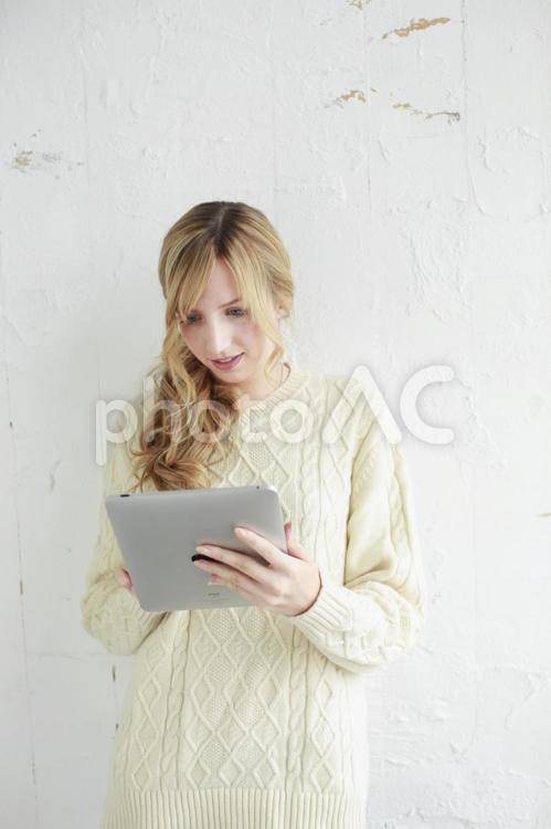 PCと女性11 女性,タブレット,見るの写真素材