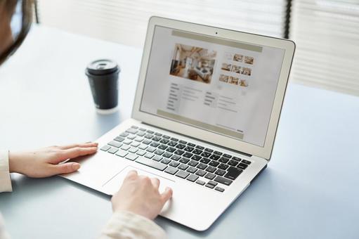 Asian women viewing real estate websites on a computer, fem, komputer laptop, situs real estate, JPG