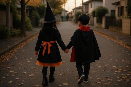 仮装した子の手つなぎ姿 仮装した子の手つなぎ姿の写真