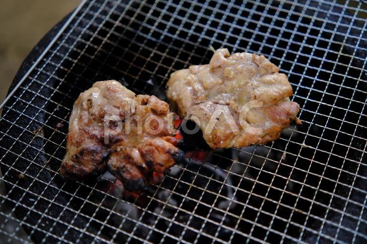 網の上で焼かれる肉 焼肉,牛肉,肉の写真素材