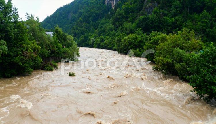 濁流　大雨の後の川 濁流,泥水,濁りの写真素材