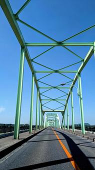 鉄骨の美:夏の青空と緑のトラス橋 鉄骨の美:夏の青空と緑のトラス橋 橋,青空,夏の写真素材