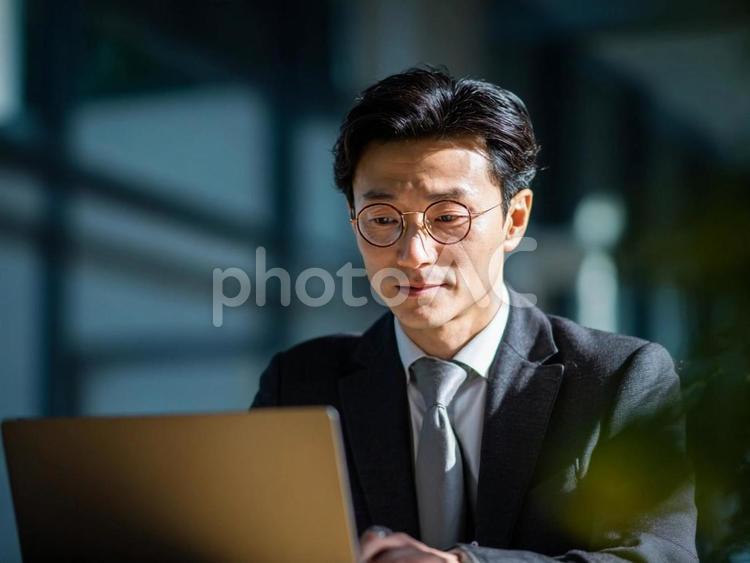 真剣な顔でミーティングする男性 ビジネス,男性,オンライン会議の写真素材