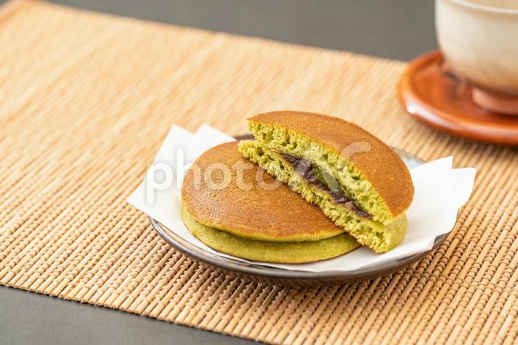 和風背景に抹茶どら焼き 抹茶,抹茶スイーツ,どら焼きの写真素材
