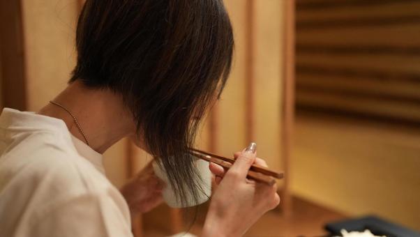 お蕎麦を食べる女性の横顔 お蕎麦を食べる女性の横顔の写真