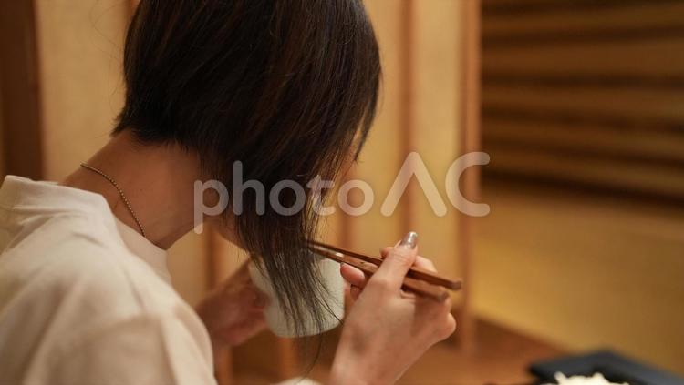 お蕎麦を食べる女性の横顔 女性,手,指の写真素材