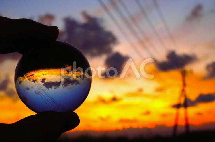 夕空グラデーションをガラス玉に閉じ込める 夕焼け,夕空,グローバルの写真素材